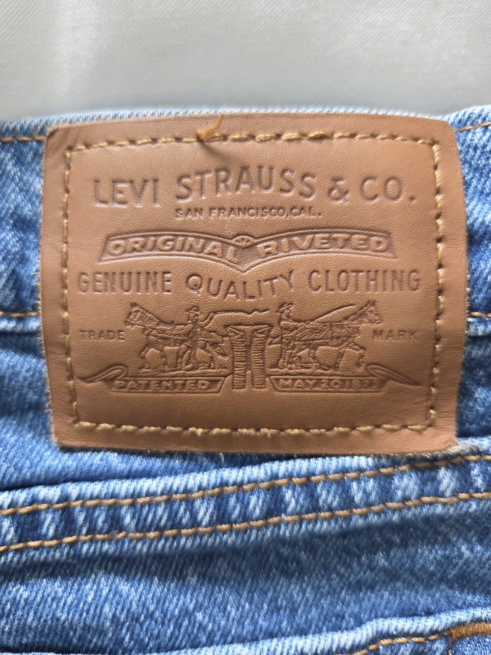 High-Rise Women's Straight-Leg Jeans in Blue - Picture 3 of 5